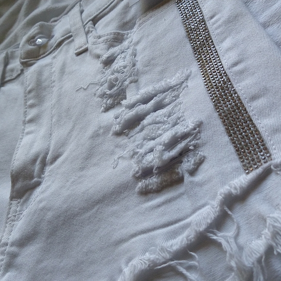 NWT: MEDIUM: WHITE. DISTRESSED AND EMBELLISHED SHORTS - Picture 5 of 6